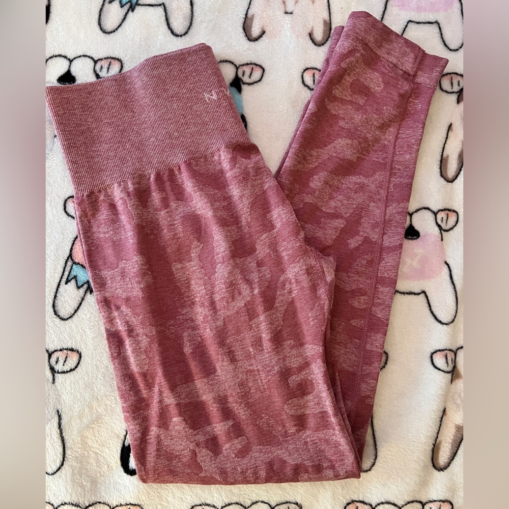 NVGTN Pastel Pink Camo Seamless Leggings, size L - Picture 9 of 11